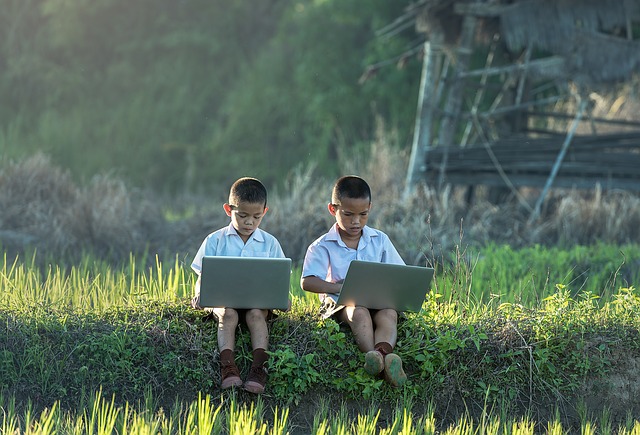 děti hrající na notebooku.jpg
